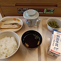 今天出院！整整住了10天～真是憋得我难受啊 还好有宝贝儿陪我一起～😌 回家老老实实坐月子。在医院吃...