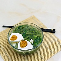 多的面团被我做成了菠菜面 有没有喜欢咸鸭蛋配面条的 哈哈哈