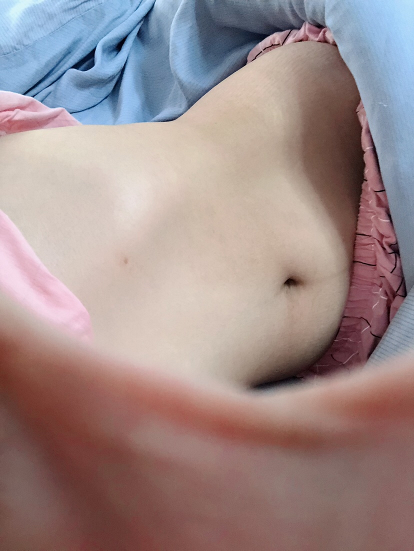 前两天的肚子，基本上已经恢复了。没有涨纹，妊娠线也是后期肚脐下面长了一点，所以恢复起来比较快