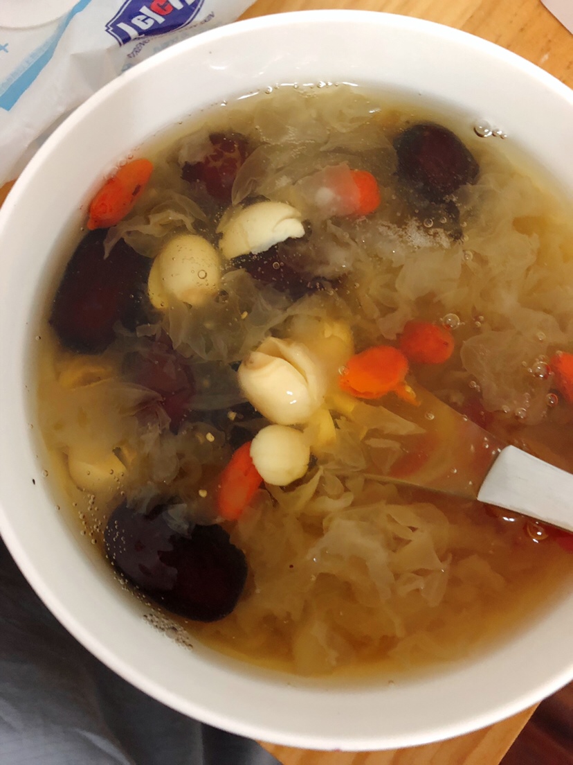 银耳莲子羹