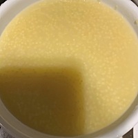 干了这碗小米粥，今晚上又要爆奶了，你们都吃什么下奶？ 感觉喝鱼汤，花胶汤，都太上火了，还是这碗小米...
