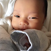含着眼泪睡着了，这恐怕是最糟糕的初雪。坐月子哭了好几次了，如果以后眼睛疼腰疼，我一定会记得是因为...