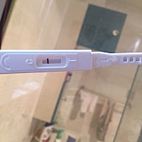 前天查很明显的一深一浅，准备说过两天用晨尿试会不会更深一点，结果好像看不到了，在灯光下又貌似能看...