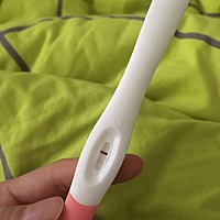 亲们，上次月经是10月14号来的，到现在大姨妈还没来，昨天下午买试纸测了是白板，今天早上起床又去测试...