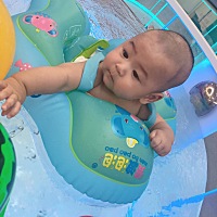 爷爷办的游泳年卡，以后妈妈三天两头带你来游泳😄