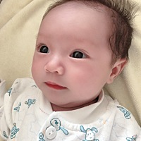 宝宝在肚子里跟生出来是一样的，跟爸爸很像，比爸爸好看那么一丢丢😂