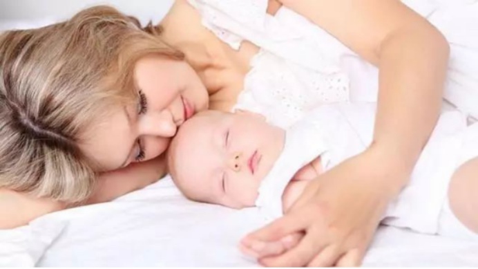 妈妈的乳汁对于宝宝来说是很重要的。每一类乳汁都有妈妈传递给宝宝某些能力的功能，从而提高宝宝的生存能力，帮助宝宝成长。例如母豹的乳汁会带有高脂肪的含量，这种高脂肪含量的乳汁可以帮助小海豹们在寒冷的环境下存活。   而人类社会妈妈们的乳汁很大程度上帮助了宝宝大脑的发育。有研究显示，使宝宝可以健康顺利的成长的功劳不仅仅是哺乳的过程，还有很大一部分来自于母乳本身。   是否母乳喂养与宝宝的智商有关  一个英国的实验将300名早产儿分为母乳喂养与非母乳喂养两组，在他们7岁以及7岁半的时候，测得在宝宝4、5个月内摄入母乳的早产儿的平均智商比另一组的早产儿高了8.3个百分点。并且还得出摄入母乳越多的宝宝的智商分数也越高。   而在母乳喂养的过程中，宝宝摄入母乳的方式全部来自于注射管，而并非哺乳。   得出相关结论的研究并不止这一项实验，有多达11个相关的研究都得出了相同的结论。虽然这个结论的原因并没有得到明确的肯定，不过很多专家认为这是由于母乳中富含一些激素与生长因子，以及帮助神经系统结构性发展的特殊脂肪，这些是配方奶所没有的。   母乳喂养的时间也与宝宝智商有关  挪威相关专家在345名13个月大的宝宝中做了智商与运动方面的测试，并在他们5岁的时候再次测试。结果显示其中2/3的宝宝食用母乳都在六个月以上，而其中17%在宝宝不满三个月之内改为用奶瓶喂养。那些不到三个月就停止母乳喂养的宝宝，在智商与运动方面的平均水平都显得略低。   母乳喂养多久为最好  1、断奶要选对时间。专家建议在宝宝8个月至1岁半之间，断奶都是可以的。最好母乳可以达到宝宝8个月。  2、断奶要选对季节。断奶要选择天气不太热的季节，例如春秋。可以避免宝宝因为肠道不能不完善以及天气炎热而形成消化不良，同时又可以防止妈妈们在天热时断奶产生的涨奶的痛苦。  3、断奶需要循序渐进。如果每天需要喂8顿奶，那么可以在3个月后每日喂6顿或者4顿，9—10个月为每日3顿。中间可进行辅食的添加。这样可以帮助妈妈乳房恢复，并避免乳房下垂与堵塞乳管。  4、断奶时要进行母婴隔离。经过长时间的哺乳，宝宝已经形成吃母乳的习惯，并且会一到时间就有吃奶的要求。如果考虑断奶，妈妈可以与宝宝进行短暂的分离，并分开睡觉几晚，这样会让宝宝更快适应断奶。  5、妈妈要改变饮食结构。由于哺乳的时候需要刺激乳汁分泌，因此每日妈妈三餐中水、汤占每餐的很大比例。如果考虑断奶，妈妈就要减少食用主食与水果，同时各种汤类也要减少进食，可以减少母乳分泌。   目前大部分的新妈妈都坚持母乳喂养。母乳中含有的营养成分、荷尔蒙与抗体，都是妈妈送给宝宝的礼物，可以让宝宝远离传染病、呼吸道病症与腹泻的痛苦。   因此，妈妈们为了宝宝的健康与智商，应积极予以母乳喂养。妈妈们可以在宝宝8个月的时候考虑断奶，要注意时间、季节、方式的选择，以最舒服的状态进行断奶，使得妈妈们与宝宝们都不会感到痛苦。