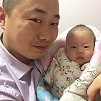 爸爸上班，下班做饭，带娃，哄娃睡觉，努力在减轻我的负担，好爸爸。我稍微抱娃多些，换尿布多些，就腰...