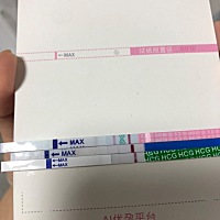 据说排卵试纸也能测孕，好奇的试了一下，最上面的是排卵试纸，底下的两条是早孕试纸，这种情况是怀了吗？