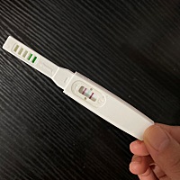 很开心，今天早上验孕棒出现了两条杠，期待的鼠宝宝有念头啦～这大概就是今年感恩节上天赐予我最好的礼...