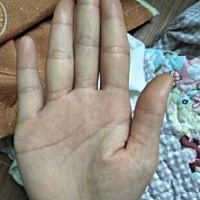 掌纹是比较标准的川字掌，三条主线清晰，无杂纹，脾气比较暴躁，但事业心重，工作心对比较强，注重体现...