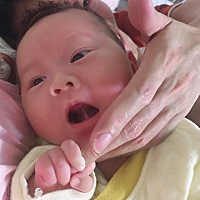 宝贝、爸爸妈妈爱你 一个月多时候抓着他爸爸小手吃 像不像女孩子 第九天