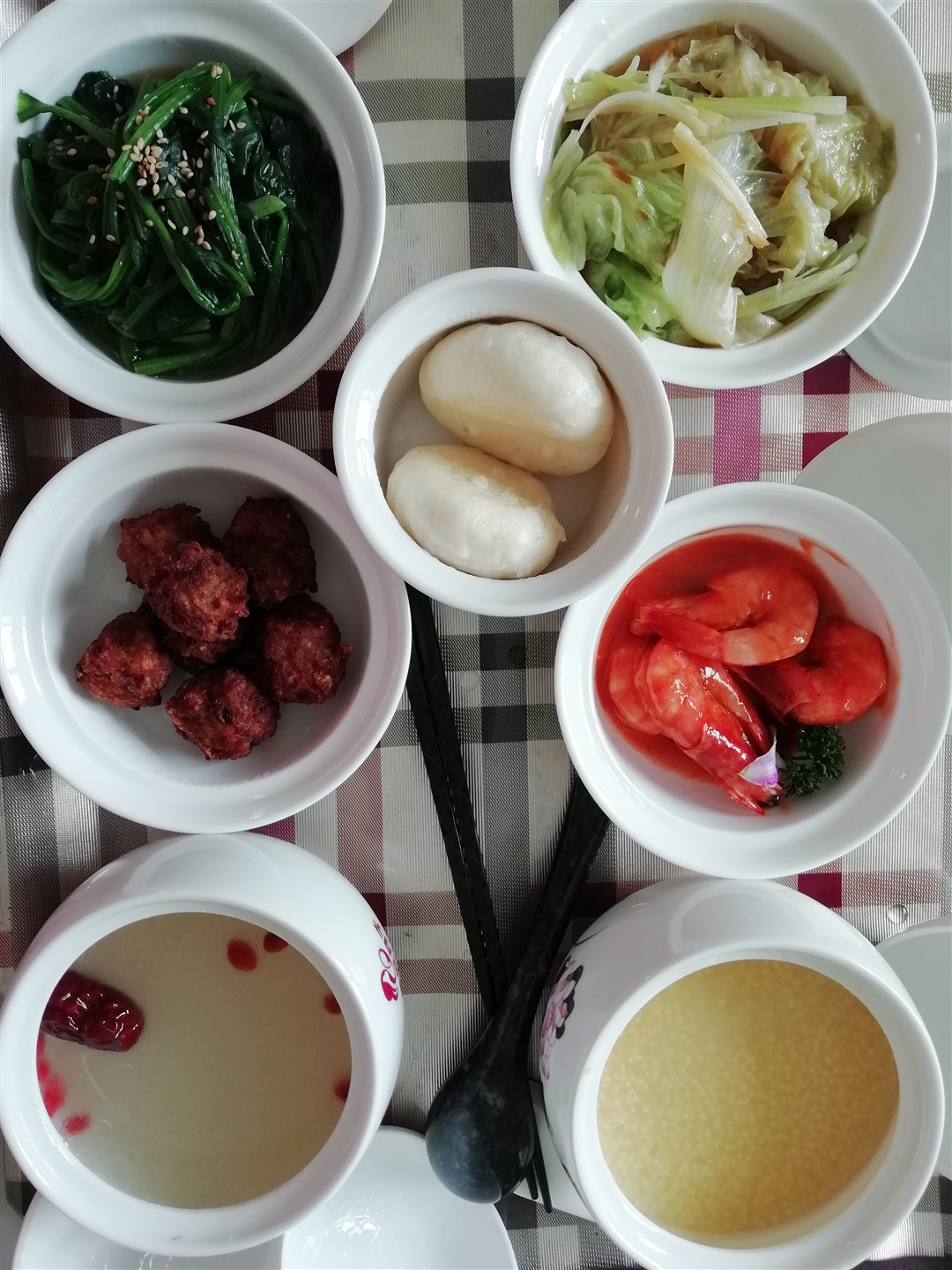 红烧大虾，肉丸子，菠菜，生菜，排骨汤