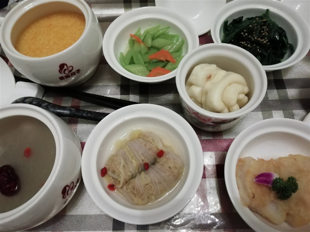 排骨汤，煎鱼，菜包肉，菠菜，黄瓜