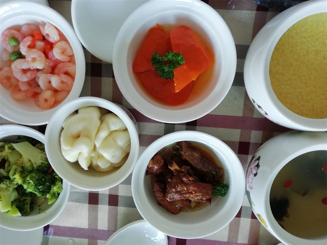 虾仁，南瓜，西兰花。排骨。紫菜蛋花汤