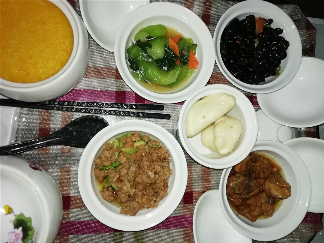 鸡肉。木耳。油菜。肉沫西葫芦，南瓜粥