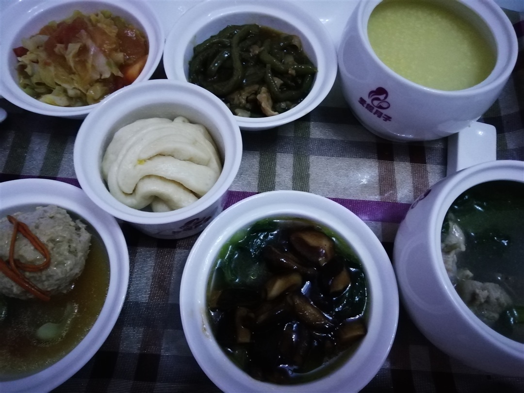 包菜。豆角，四喜丸子。香菇扒油菜，排骨汤