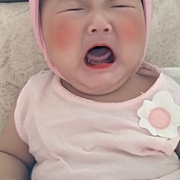 宝宝快六个月了  长了两颗牙 会坐一点点了 带小孩真的累  太难了 什么时候才长大😭😭