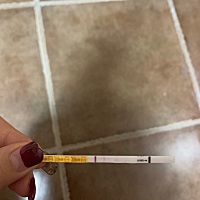 今天早晨测了验孕棒 不知道这样是不是怀孕了？心里有点忐忑！