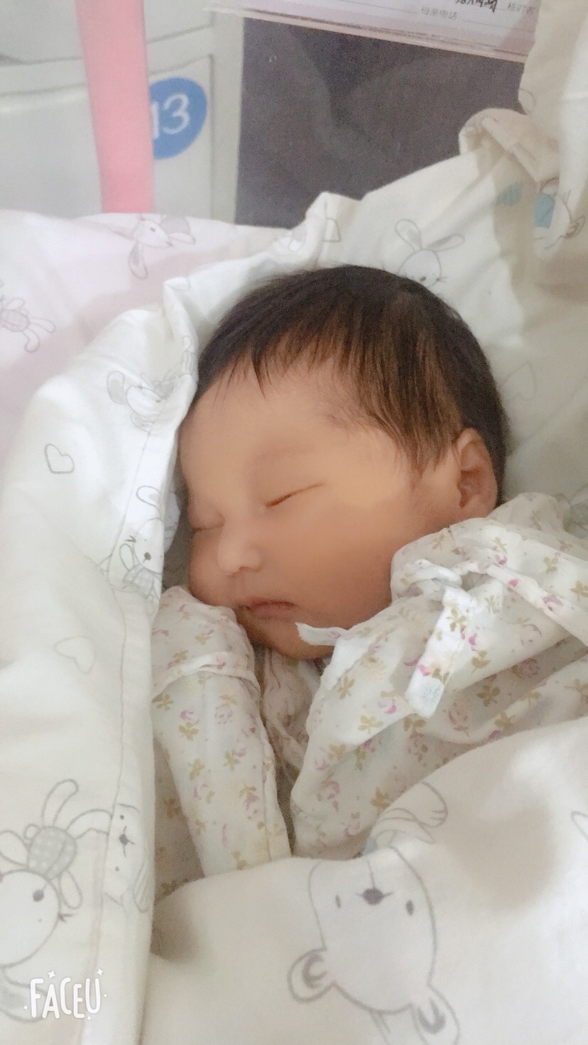 我家天使宝宝，可爱吧～^_^侧切一点点，正在恢复中