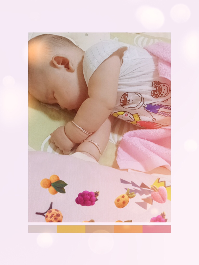 妈咪是不是要给我换镯镯啦 我的小胖莲藕胳膊勒的慌☹︎☹︎