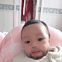 感觉宝宝到了冬天穿的厚厚的衣服就像宇航员穿着太空服一样