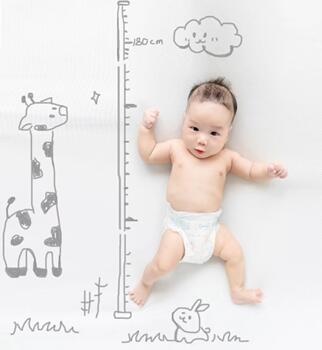 2、顺产妈妈在第一次排尿时容易出现困难，因为在分娩过程中，胎头的长时间压迫会让会阴部和尿道口出现水肿的情况，从而影响排尿；
同时会阴侧切口的疼痛，也会让有的妈妈不敢排尿。必须用金花油侧切伤口护理套装，多涂几次，以消除会阴水肿、快速减缓侧切伤口的疼痛和加快愈合。
并且分娩后及时喝足水，这样既能快速增加尿量产生，尽早刺激大脑产生排尿反射，同时又能够稀释尿液浓度，减轻尿液流经尿道口和会阴处的疼痛。
3、产后可以下床慢慢走动，促进肠蠕动，预防排便困难。