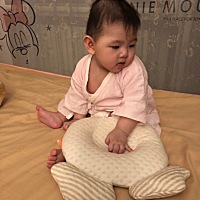 十一点了，关灯也不睡，就坐我边上跟我唠嗑。。。抱个枕头，也不知道啥意思，咱也不敢问😭