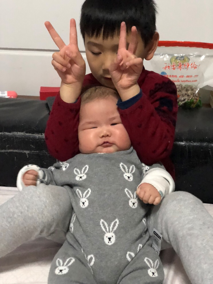 哥哥把我大脸都要挤扁啦😄