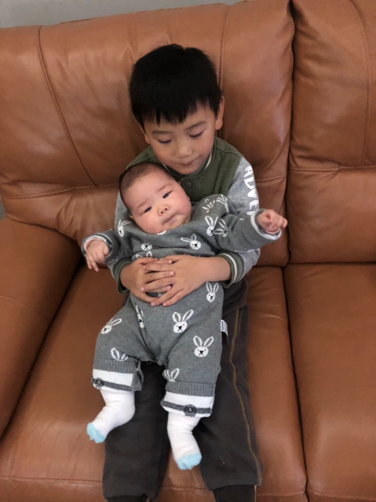 嘴巴抿的弧度超级像😄