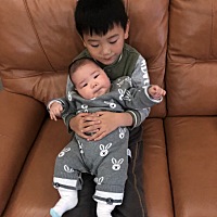 嘴巴抿的弧度超级像😄 嘴巴抿的弧度超级像😄 哥哥把我大脸都要挤扁啦😄