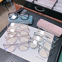 宝妈们，冬天宝宝你们是怎么给穿衣服的。我家里长辈老是嫌我给穿少了。都穿成球了。一套秋衣，夹棉的，...