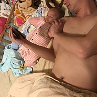 超喜欢看电视，一移开手机就哭😄