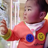 宝宝一岁了 脸蛋上只要一热一冷 ，都是红红的，这样怎么办呢？