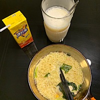 幸福时刻哇哈哈～娃也睡了  吃着夜宵真美好