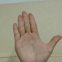 #手相面相手相算命# 你的手掌掌中央有青筋胃循环不好，消化功能差，多注意肠胃方面的问题，指尖漏空比较...