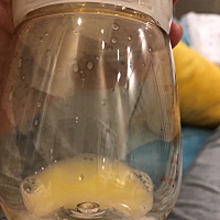 两个乳头只吸出来这么多乳汁，宝妈们求秘方下奶，🙏🏻🙏🏻🙏🏻