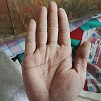 #手相面相手相算命# 手掌杂纹较多，脾胃虚弱，体质弱精力不足，注意调养，手掌硬实，骨关节凸起，做事踏...