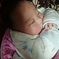 请教各位宝妈们：宝宝现在三个半月了开始爱吃袖子吃手了，这是啥意思怎么解？最近感觉吃奶也不好好吃是...