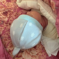 没怀孕前他们一家人多希望赶紧要个孩子……现在孩子出来了没见一个主动帮我带一点点的。其实我也不盼着...