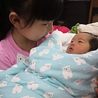 嘴上说把儿媳当女儿一样对待，实际不是那么回事，只要和她儿吵架的话，全部把责任推给儿媳，当面说一套...