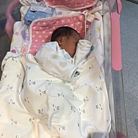 宝妈昨天排气了，心情美美哒，今天可以吃饭了，宝妈心情不错，继续加油！PS：作为宝爸的我看见他们高兴...
