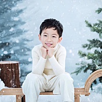 [爱心]宝宝客片[爱心] 圣诞主题系列⛄ 雪花飘落的时候，我的思绪是孤单的、因为有你的陪伴，心里都是暖...