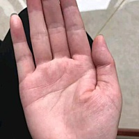 #手相面相手相算命# 断掌之人性格刚强倔强，遇事儿不服输。做事儿认真负责.责任心很强。 从你命相分析，...