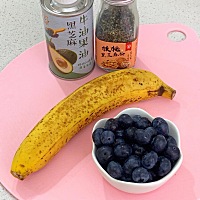 【香蕉蓝莓泥】6m  食材：香蕉、蓝莓、黑芝麻核桃粉、牛油果油 1、蓝莓浸泡洗净、香蕉切片。 2、香蕉、...