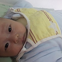 哈哈，梦里笑的咯咯的，太好玩了……晚上醒来，自己玩，蹬腿，笑，哼哼唧唧……