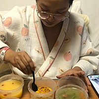 产后宝妈心情最重要了，一定尽全力给她最好的。宝妈辛苦了，希望你继续加油！棒棒哒！爱你