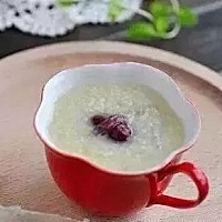 用燕窝搭配养胃暖身的小米与驱寒补气血的姜糖，能调经、缓解痛经。 做法：小米粥煮好后，然后加入炖好的...