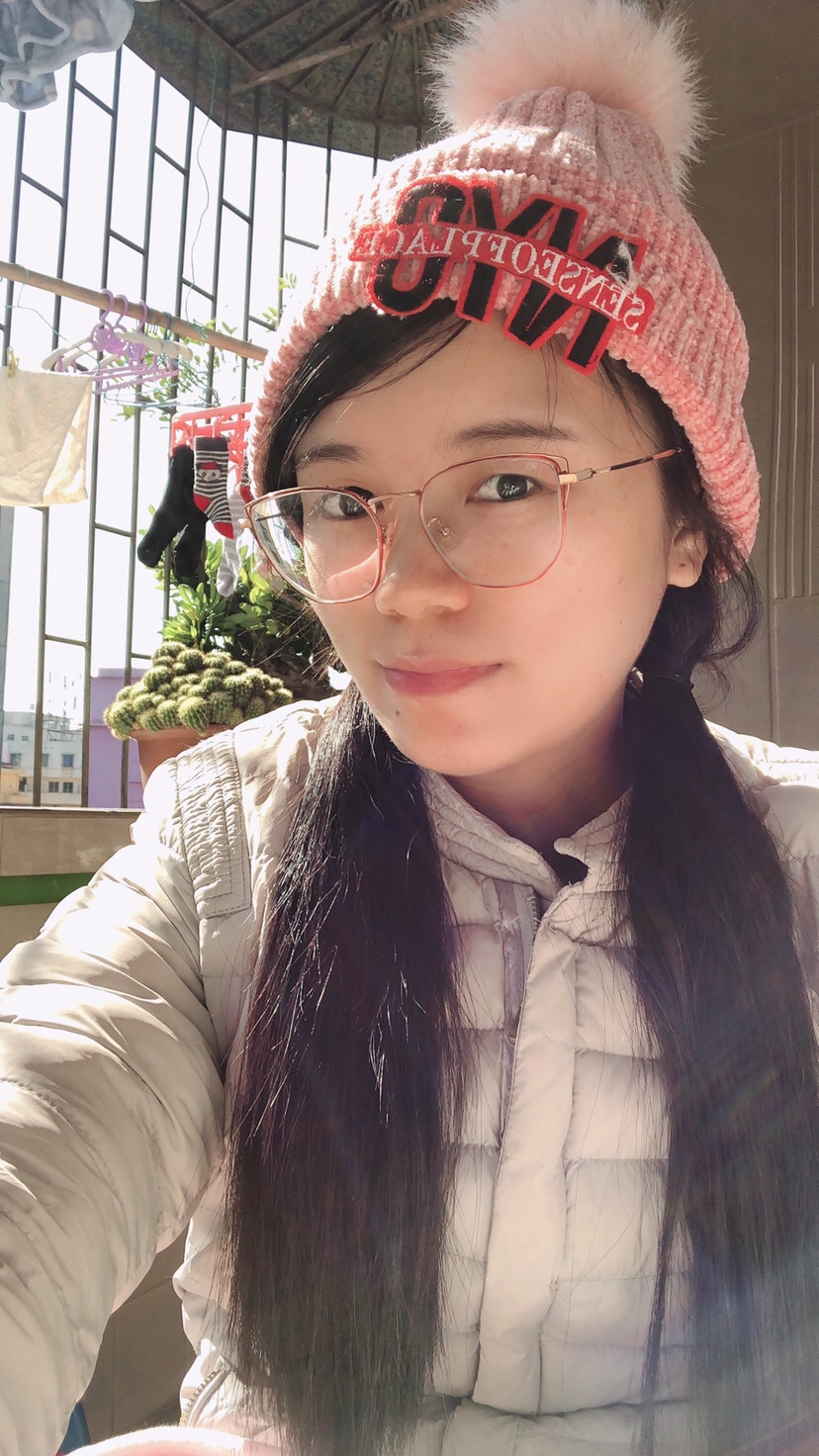 这是二胎产后第五天，在阳台晒太阳拍的，跟一胎完全两个样，至少自信多了。