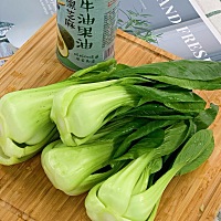 ♥️补充钙质 食材：油菜100g、牛油果油适量 1、油菜洗净、掰开（更容易煮熟）。 2、清水煮沸、将油菜煮...